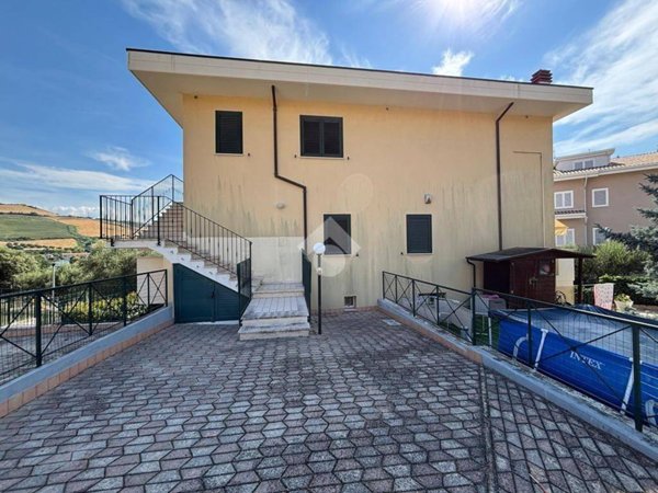 casa indipendente in vendita a Pineto