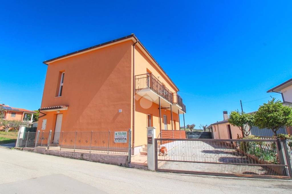 casa indipendente in vendita a Roseto degli Abruzzi in zona Santa Lucia