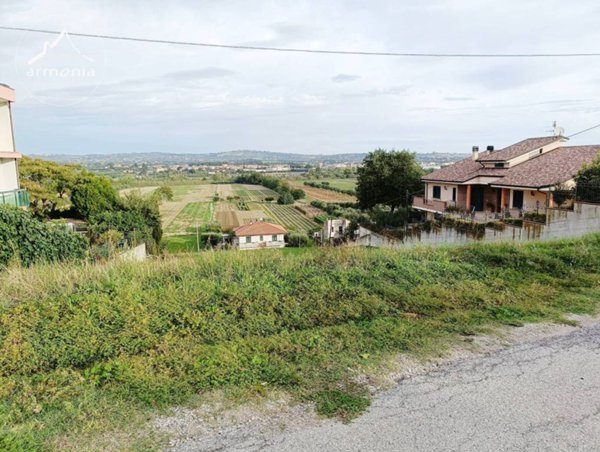 terreno edificabile in vendita a Roseto degli Abruzzi in zona Cologna Spiaggia