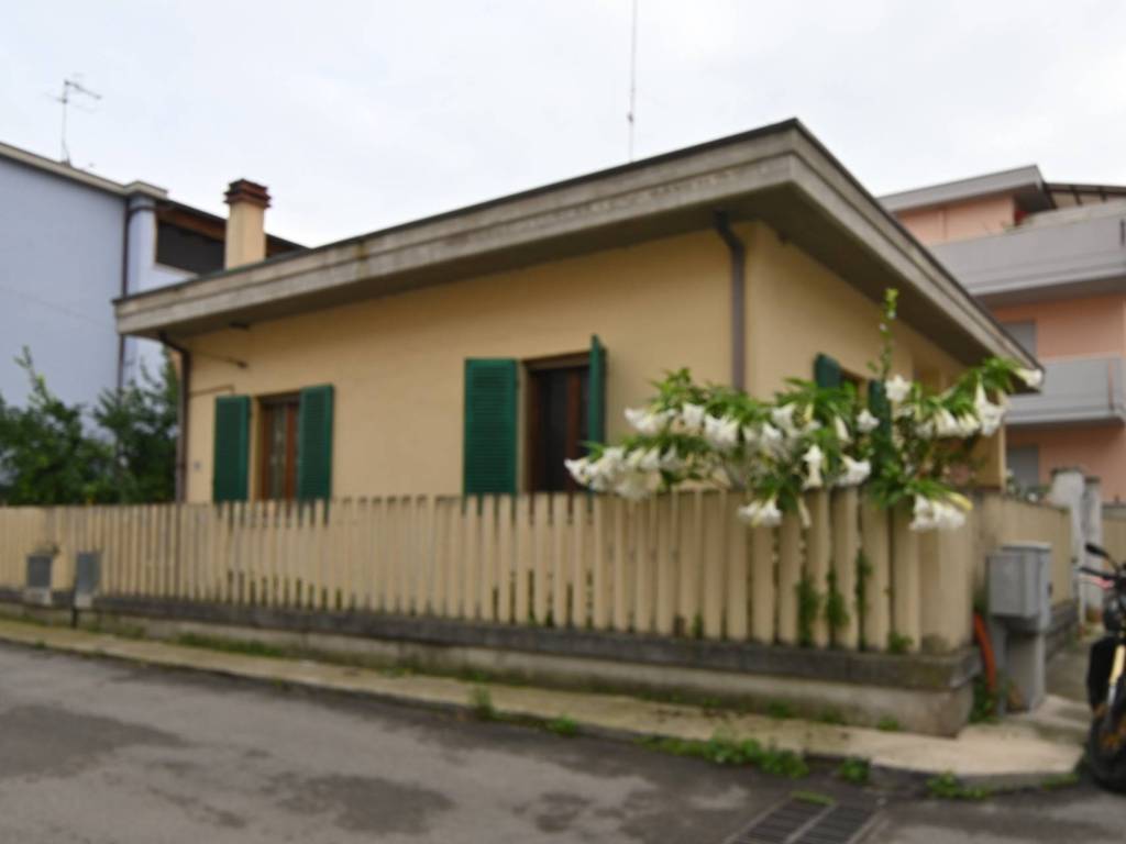 casa indipendente in vendita a Roseto degli Abruzzi