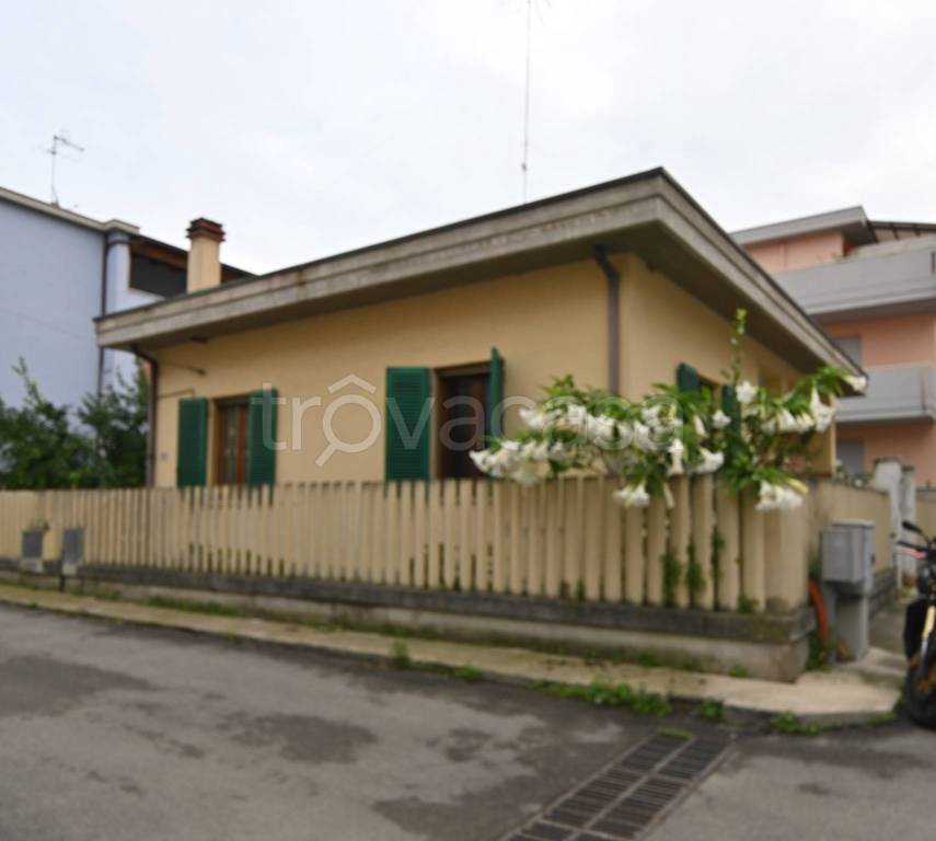 casa indipendente in vendita a Roseto degli Abruzzi
