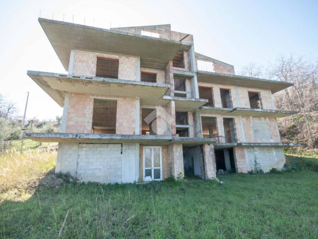 intera palazzina in vendita a Roseto degli Abruzzi in zona Montepagano