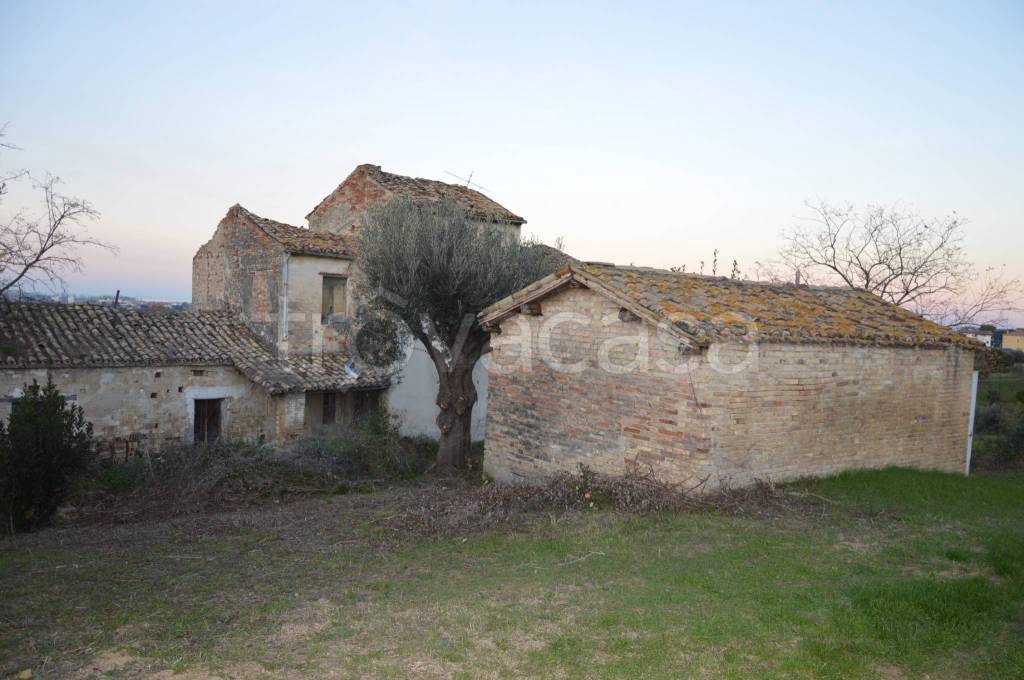 casa indipendente in vendita a Roseto degli Abruzzi in zona Cologna Spiaggia
