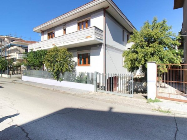 casa indipendente in vendita a Roseto degli Abruzzi in zona Voltarrosto