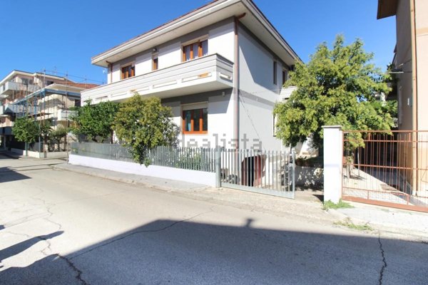 casa indipendente in vendita a Roseto degli Abruzzi in zona Voltarrosto
