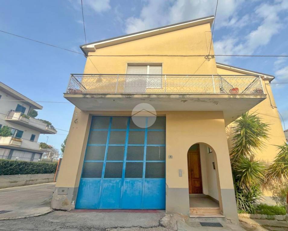 casa indipendente in vendita a Roseto degli Abruzzi in zona Santa Lucia