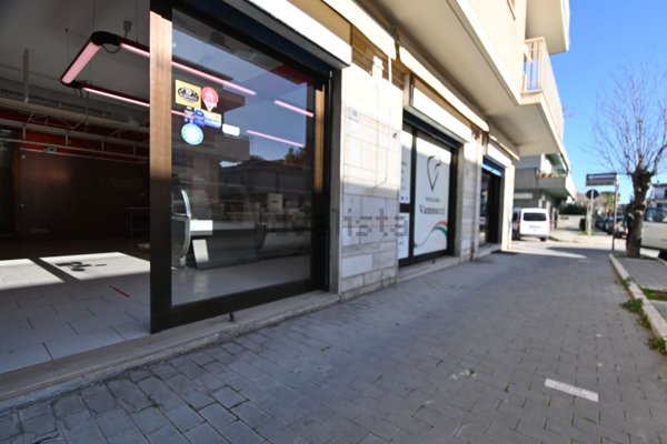locale commerciale in vendita a Roseto degli Abruzzi