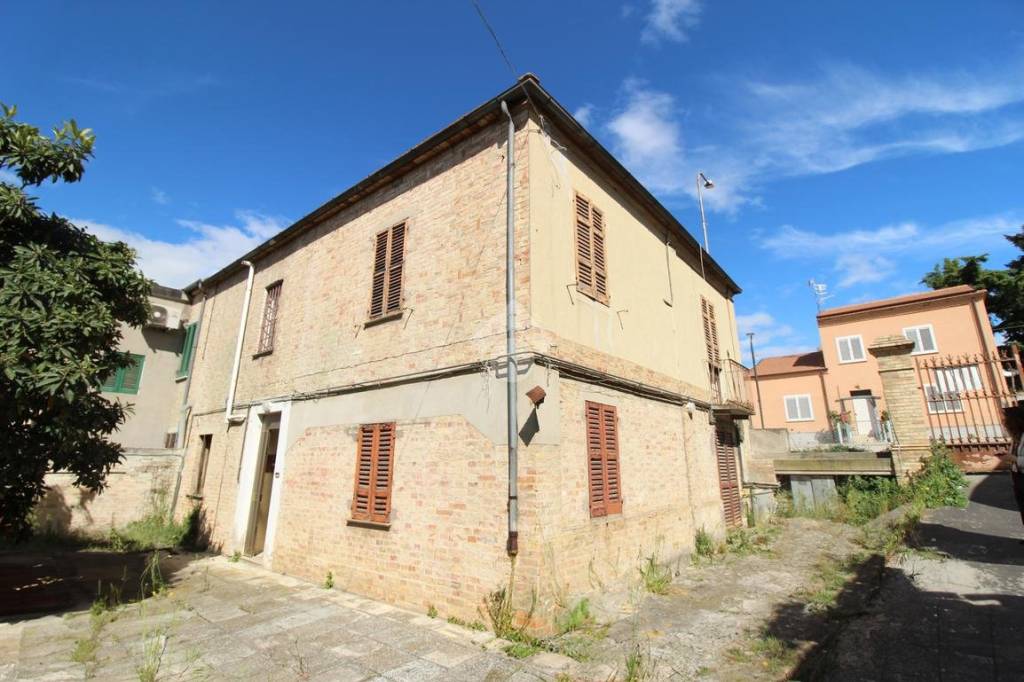casa indipendente in vendita a Roseto degli Abruzzi in zona Santa Lucia