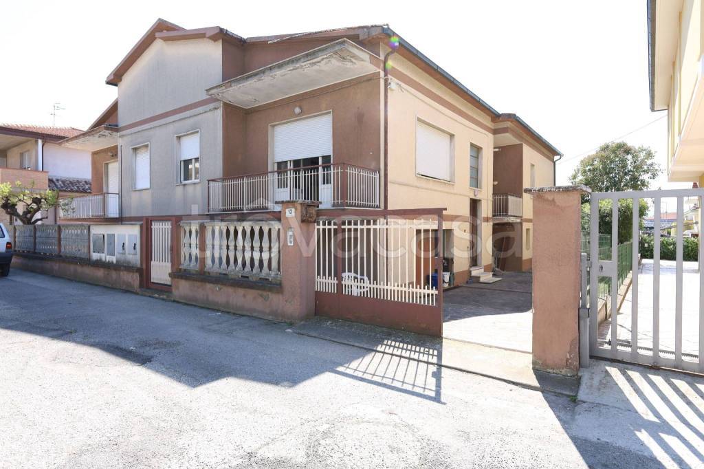casa indipendente in vendita a Roseto degli Abruzzi in zona Campo a Mare