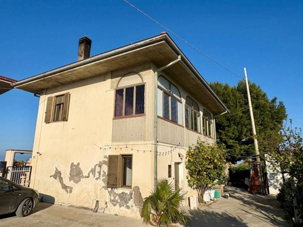 casa indipendente in vendita a Roseto degli Abruzzi in zona Cologna Spiaggia