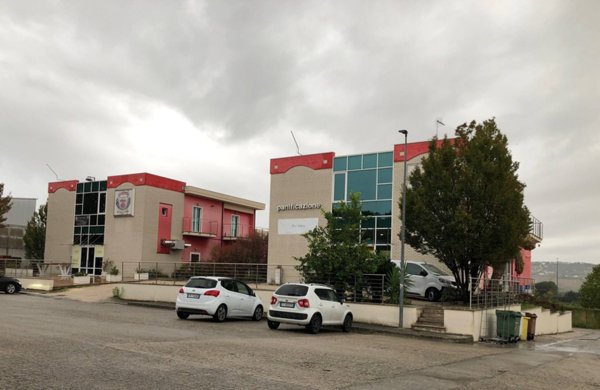 locale commerciale in vendita a Roseto degli Abruzzi in zona Santa Lucia
