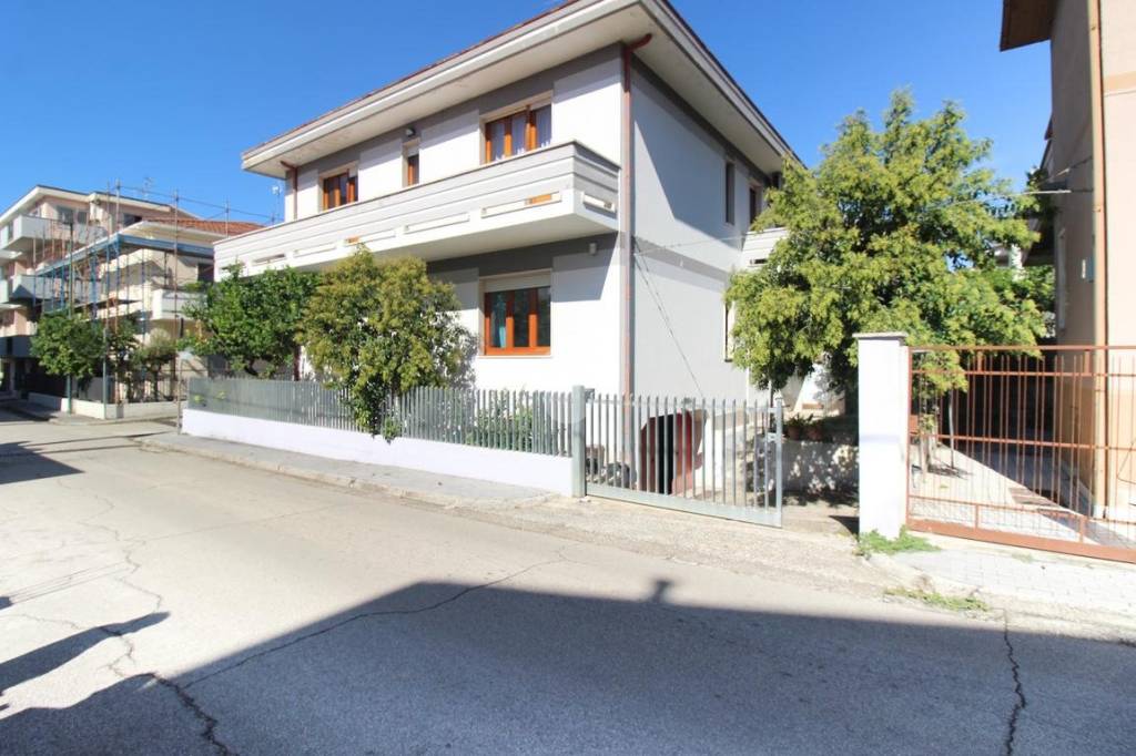 appartamento in vendita a Roseto degli Abruzzi in zona Palazzese