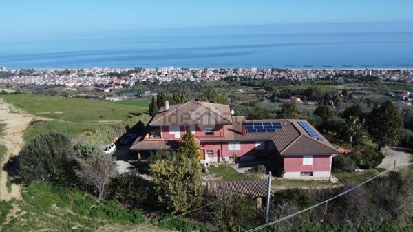 casa indipendente in vendita a Roseto degli Abruzzi