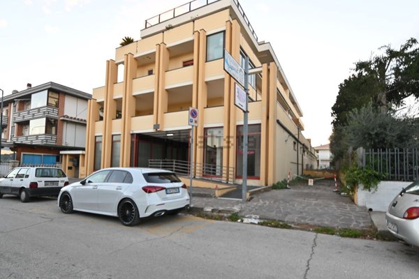 locale commerciale in vendita a Roseto degli Abruzzi in zona Campo a Mare