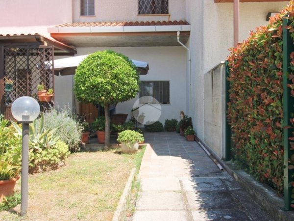 casa indipendente in vendita a Roseto degli Abruzzi in zona Cologna Spiaggia