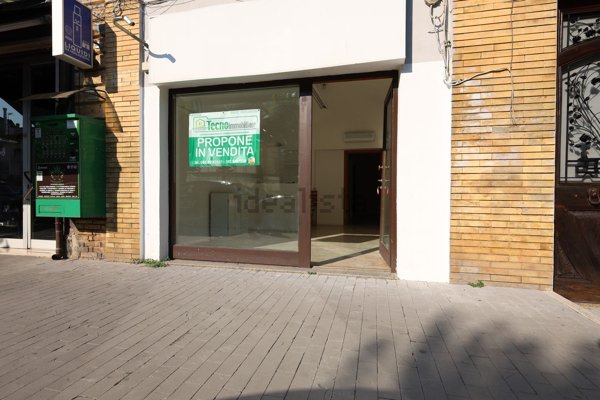 locale commerciale in vendita a Roseto degli Abruzzi