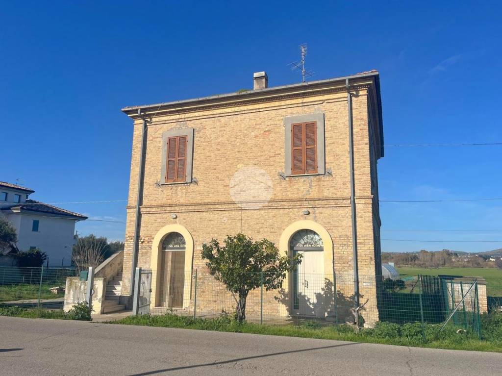 casa indipendente in vendita a Roseto degli Abruzzi in zona Cologna Spiaggia