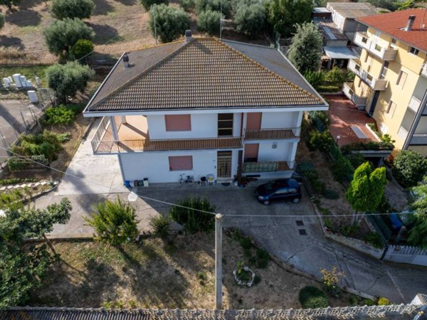 casa indipendente in vendita a Roseto degli Abruzzi in zona Cologna Spiaggia