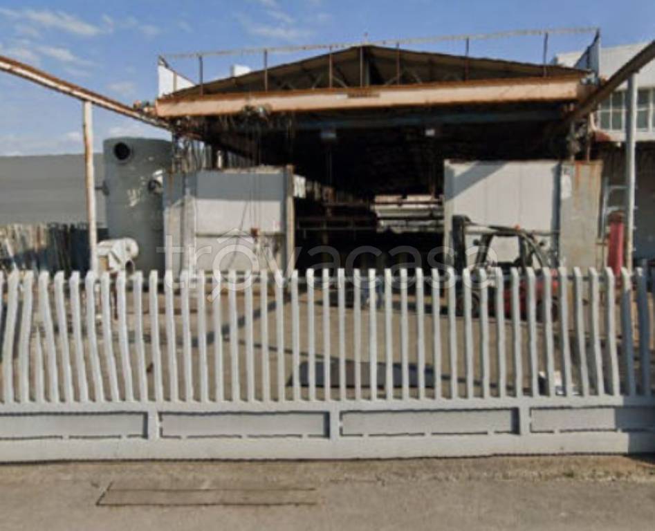 locale commerciale in vendita a Roseto degli Abruzzi in zona Voltarrosto