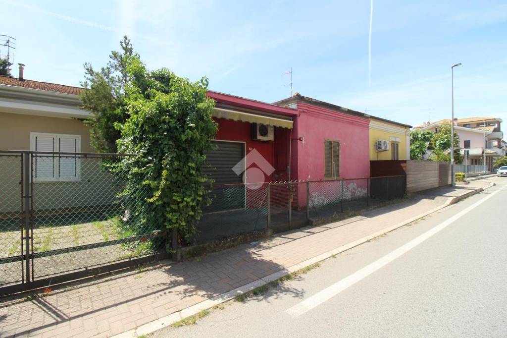 casa indipendente in vendita a Roseto degli Abruzzi in zona Voltarrosto