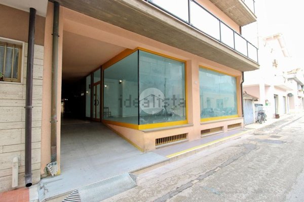 locale commerciale in vendita a Roseto degli Abruzzi