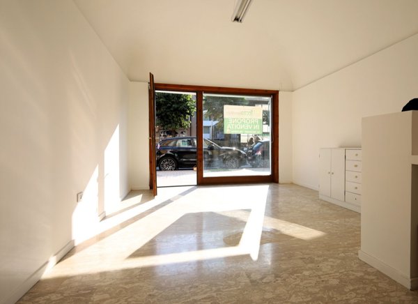 locale commerciale in vendita a Roseto degli Abruzzi