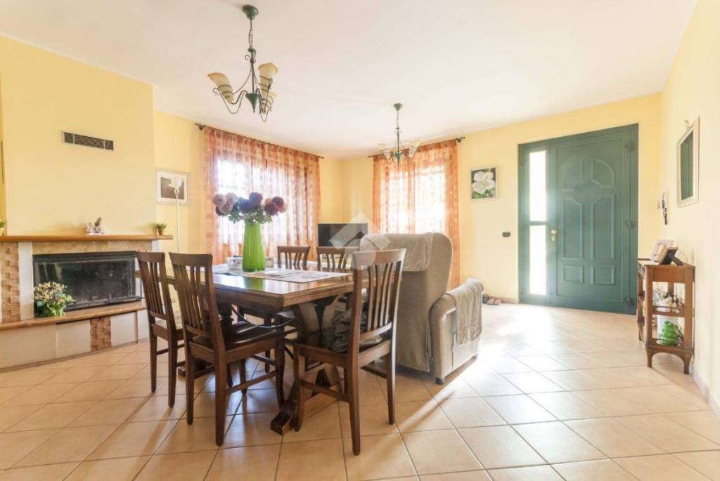 casa indipendente in vendita a Roseto degli Abruzzi in zona Cologna Paese