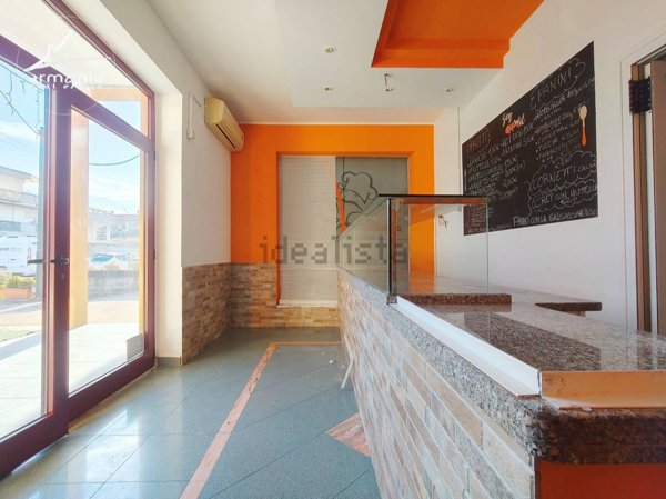 locale commerciale in vendita a Roseto degli Abruzzi in zona Cologna Spiaggia