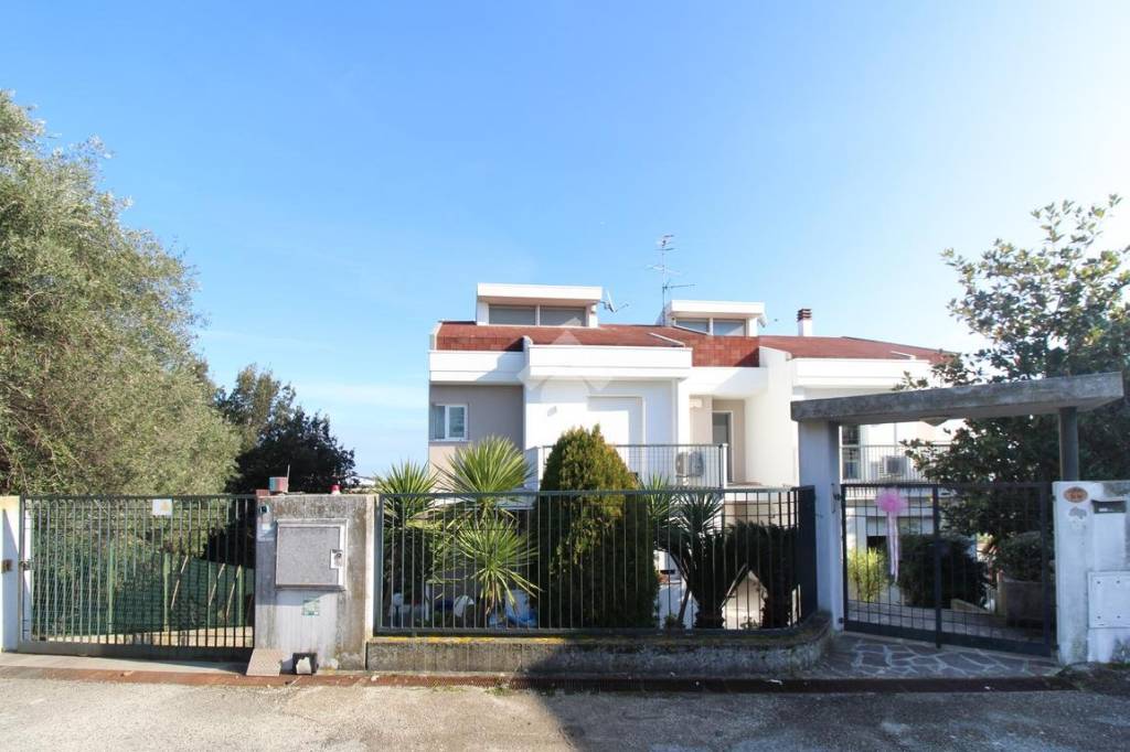 casa indipendente in vendita a Roseto degli Abruzzi in zona Voltarrosto