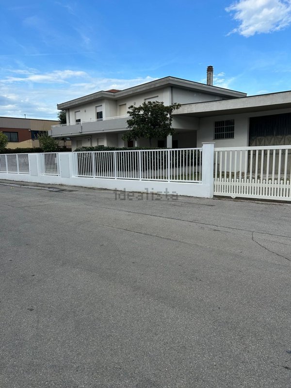 locale di sgombero in vendita a Roseto degli Abruzzi