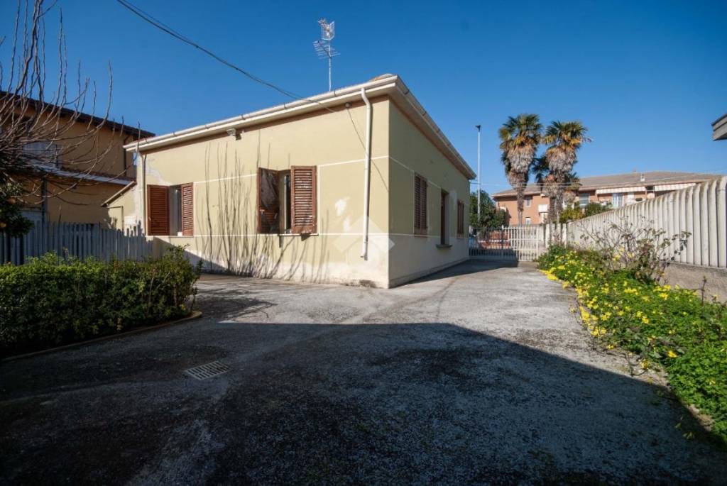 casa indipendente in vendita a Roseto degli Abruzzi in zona Cologna Spiaggia