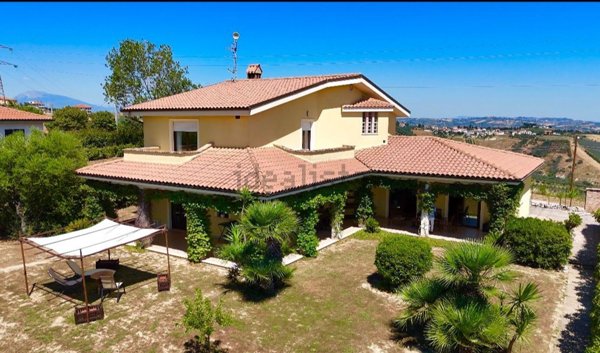 casa indipendente in vendita a Roseto degli Abruzzi