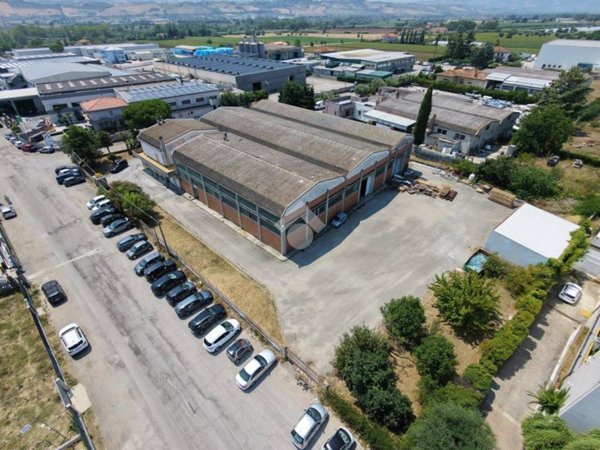 locale commerciale in vendita a Roseto degli Abruzzi in zona Palazzese