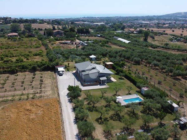casa indipendente in vendita a Roseto degli Abruzzi