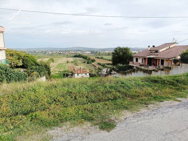 terreno edificabile in vendita a Roseto degli Abruzzi in zona Cologna Spiaggia