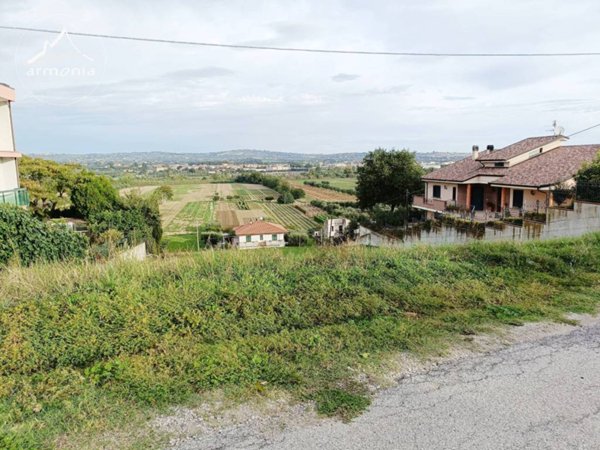 terreno in vendita a Roseto degli Abruzzi