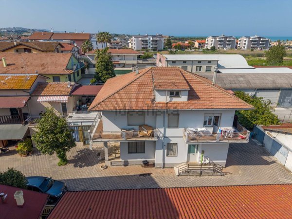 casa indipendente in vendita a Roseto degli Abruzzi in zona Cologna Spiaggia