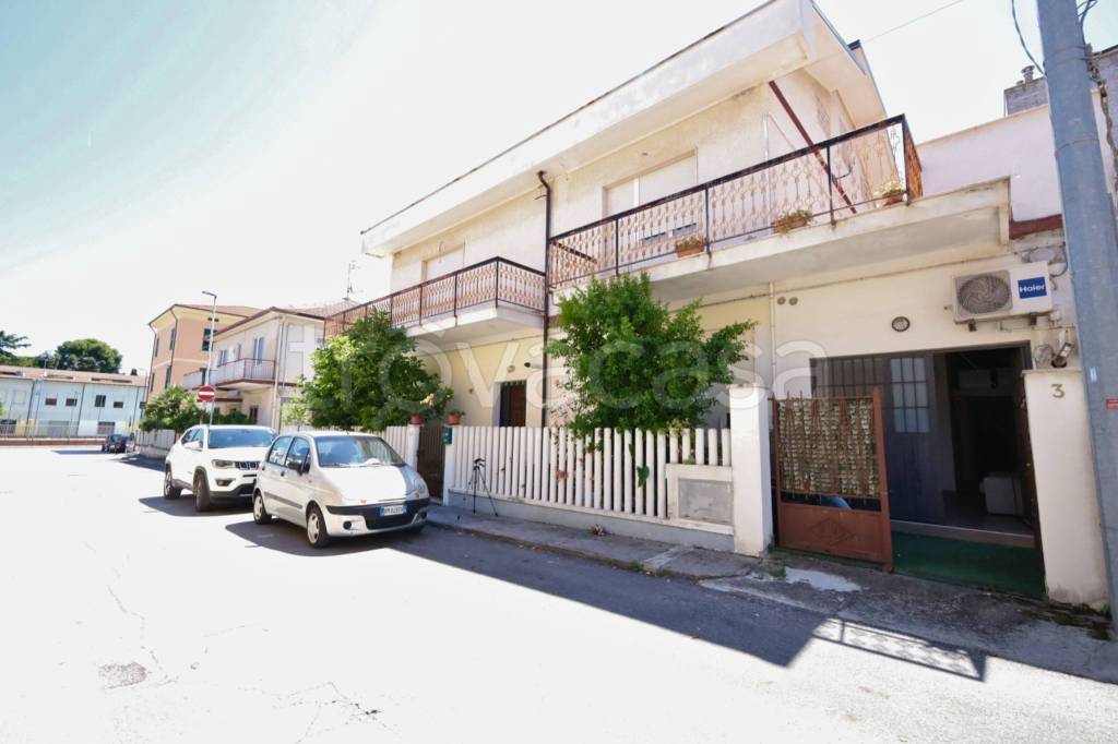 casa indipendente in vendita a Roseto degli Abruzzi in zona Campo a Mare