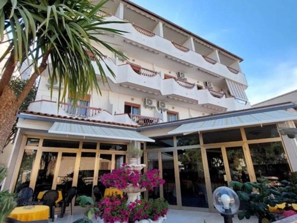 negozio in vendita a Roseto degli Abruzzi in zona Campo a Mare