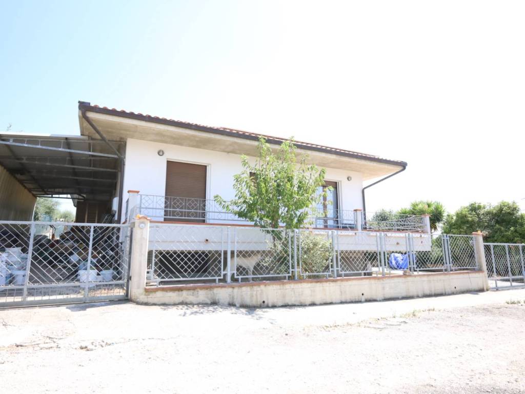 casa indipendente in vendita a Roseto degli Abruzzi in zona San Giovanni