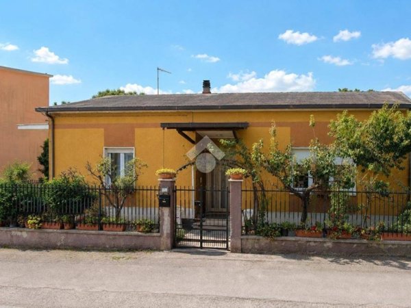 casa indipendente in vendita a Roseto degli Abruzzi in zona Casal Thaulero