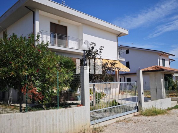 casa indipendente in vendita a Roseto degli Abruzzi in zona Casal Thaulero