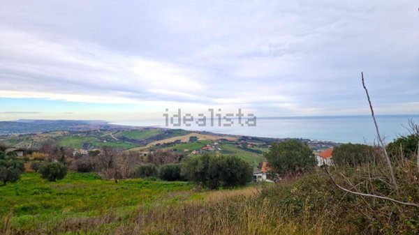 terreno in vendita a Roseto degli Abruzzi in zona Montepagano