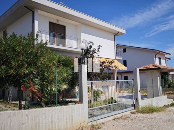 casa indipendente in vendita a Roseto degli Abruzzi in zona Casal Thaulero