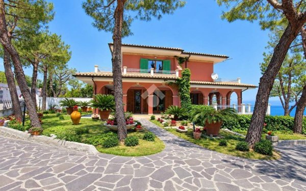 casa indipendente in vendita a Roseto degli Abruzzi in zona Campo a Mare