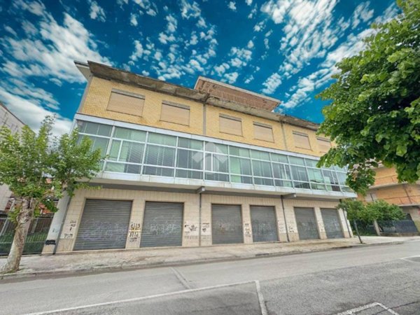 locale commerciale in vendita a Sant'Egidio alla Vibrata