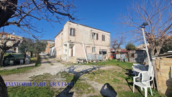 casa indipendente in vendita a Sant'Egidio alla Vibrata in zona Villa Marchesa
