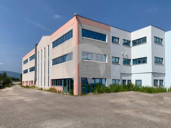 locale commerciale in vendita a Sant'Egidio alla Vibrata