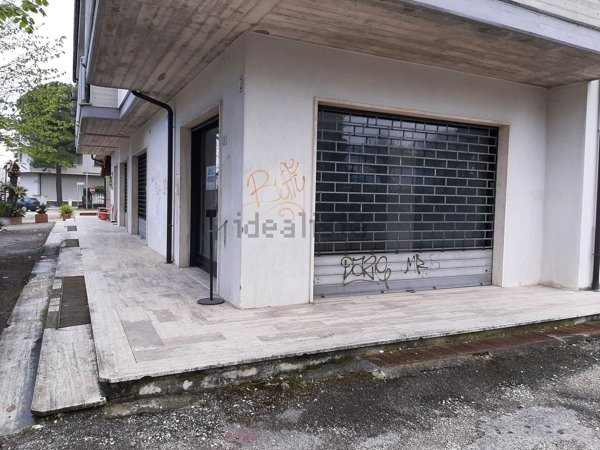 locale commerciale in vendita a Sant'Egidio alla Vibrata