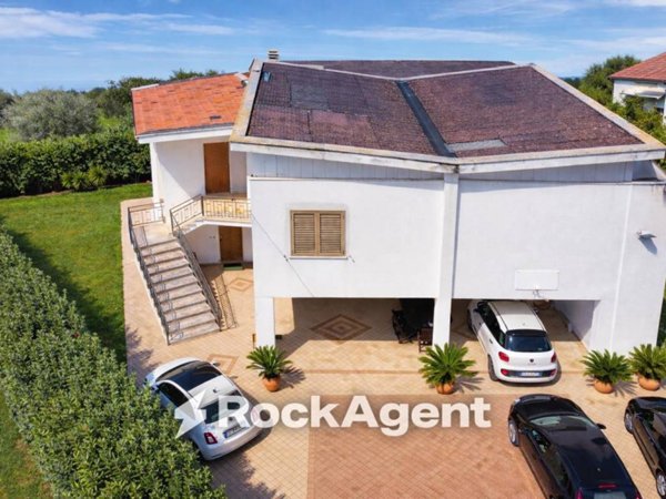 casa indipendente in vendita a Sant'Egidio alla Vibrata in zona Villa Marchesa